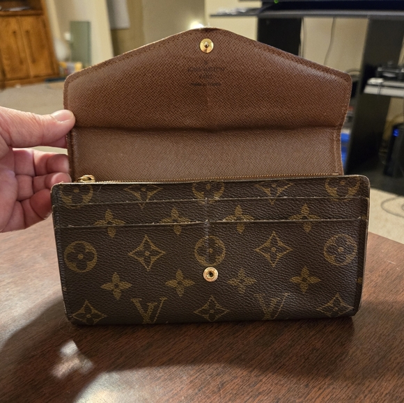Authentic Louis Vuitton luxurious long monogram wallet in great condition - Picture 3 of 16